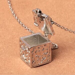 Carved Pattern Treasure Openable Necklace